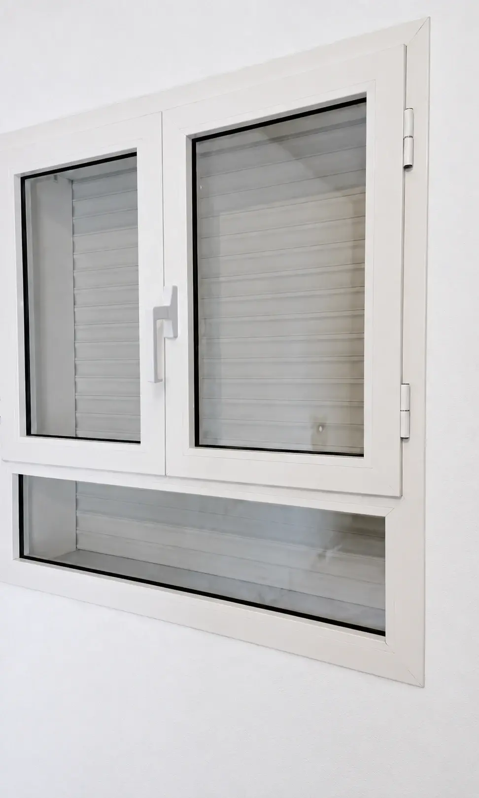 Fenêtre en aluminium blanc à deux vantaux ouvrants avec une partie fixe vitrée en bas, volet roulant à l'extérieur