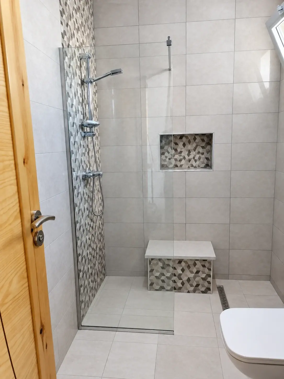 Paroi de douche fixe en verre clair avec profil aluminium, pour une douche à l'italienne carrelée